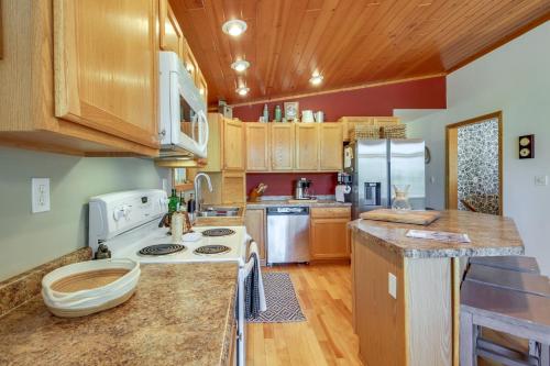 una grande cucina con armadi in legno e piano di lavoro di Pet-Friendly Richville Vacation Rental with Dock! a Ottertail