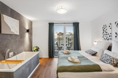 y baño con cama grande y bañera. en Design-Apartment - Bochum Zentrum - 2 Balkons - Wanne - 118m2 - Netflix, en Bochum