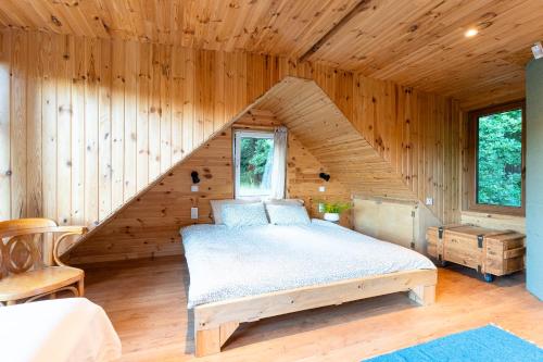 Łóżko lub łóżka w pokoju w obiekcie Domek Las Chill Us - w otoczeniu lasu i natury, przyjazny czworonogom - by Space Apart