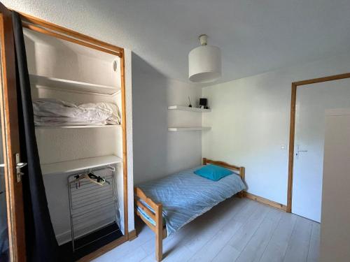 Cette petite chambre comprend un petit lit et un placard. dans l'établissement Maison Ste Foy Tarentaise, à Sainte-Foy-Tarentaise