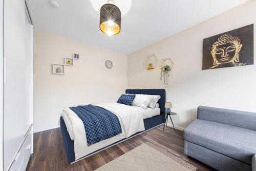 Uma cama ou camas num quarto em Spacious Double Bed With Sofa Bed In Isleworth TW7