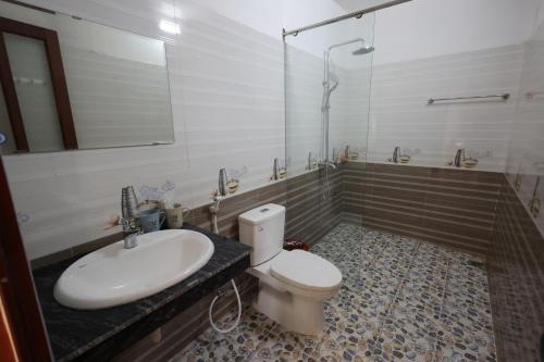a bathroom with a toilet and a sink and a shower at Phạm Gia Homestay Ecogarden in Ninh Binh