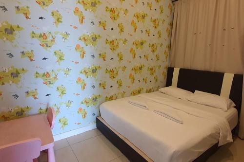 - une chambre avec un lit et un mur recouvert de papillons dans l'établissement NC Cottage @ The Loft Imago, à Kota Kinabalu