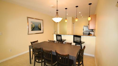 聖彼得海灘的住宿－Johns Pass Condo's- Fully Remote，用餐室以及带桌椅的厨房。