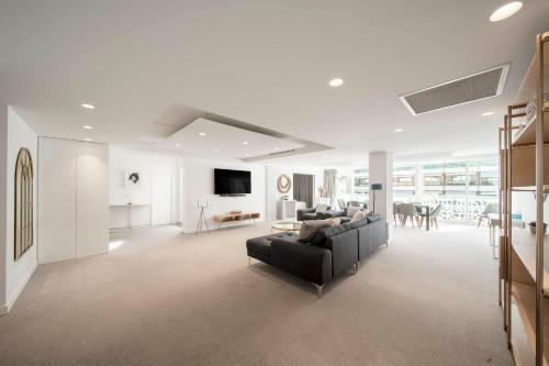 Televízia a/alebo spoločenská miestnosť v ubytovaní REF 1071 - Cannes Center - 5mins to the Palais des Festivals