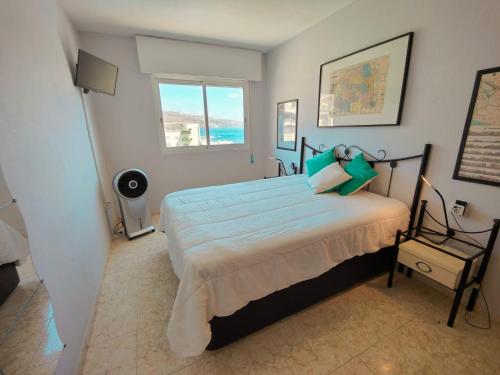 a bedroom with a large bed and a window at Vacacional Candelaria vistas al mar con garaje gratuito in Candelaria