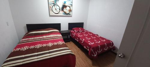 een kamer met 2 bedden in een kamer bij Posada 5a avenida in Cholula