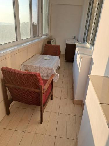 mały pokój ze stołem, stołem i krzesłami w obiekcie Dacia w Kiszyniowie