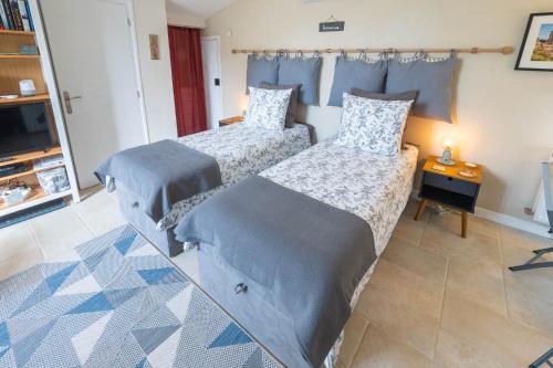 Habitación con 2 camas individuales y TV. en La Terrasse - A Peaceful Place in the Forest, en Concots