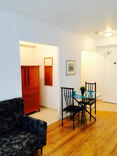een woonkamer met een bank en een tafel bij Stylish Montreal Apartment: Comfortable Stay in the Golden Square Mile in Montreal