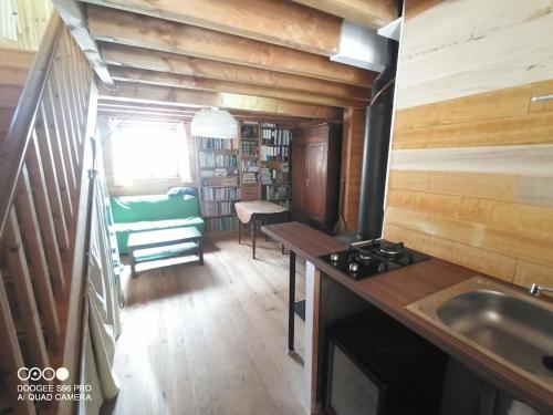 - une cuisine avec un évier et une cuisinière dans l'établissement La Laouze - Small wooden house Eco-Low-tech, à Rogues