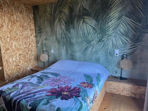 Un dormitorio con una cama con un cuadro de hojas de palma. en Casa Di Legnu, en Bastia