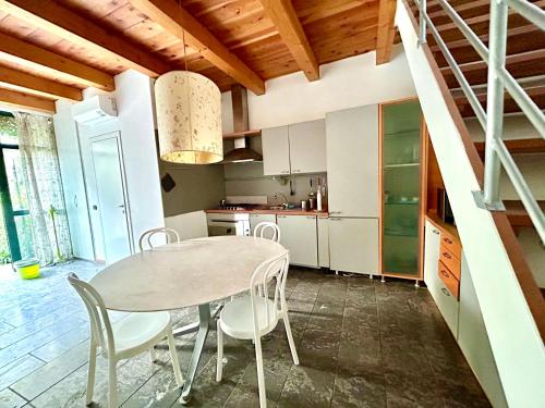 - une cuisine et une salle à manger avec une table et des chaises dans l'établissement La Corte di Saronno, à Saronno