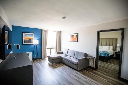 ein Hotelzimmer mit einem Sofa und einem Bett in der Unterkunft La Quinta by Wyndham Dallas I-35 Walnut Hill Ln in Dallas