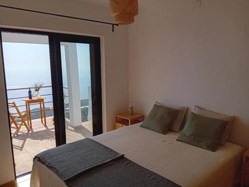 Un dormitorio con una cama con vista a un balcón. en Casa Atlante, en Jedey