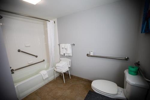 a bathroom with a toilet and a tub and a sink at La Quinta by Wyndham Dallas I-35 Walnut Hill Ln in Dallas