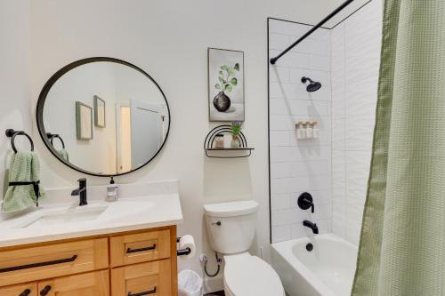 W łazience znajduje się toaleta, umywalka i lustro. w obiekcie Modern, Riverfront Family House with Balcony and Grill w mieście Arkadelphia