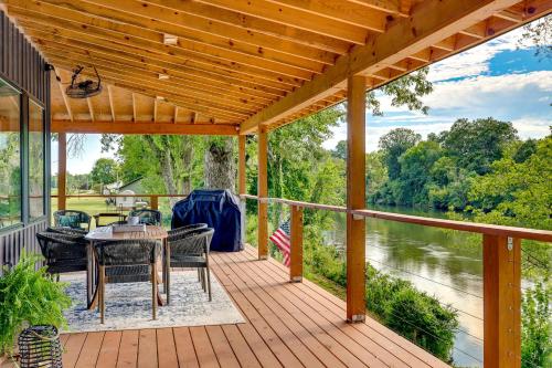 Ein Balkon oder eine Terrasse in der Unterkunft Modern, Riverfront Family House with Balcony and Grill
