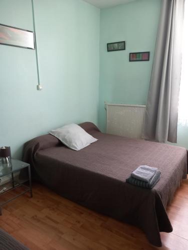 a bedroom with a bed and a window at Sas O REGAL in Villeneuve-sur-Lot