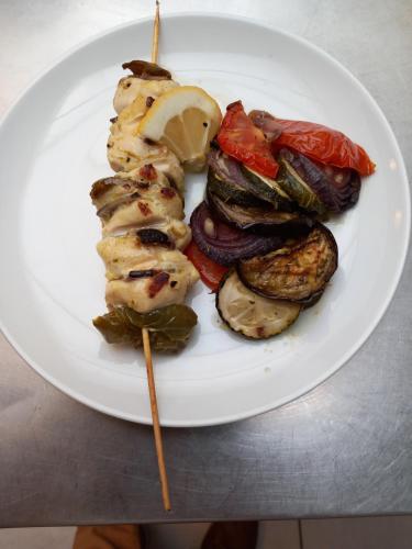 a plate of food with vegetables on a table at Sas O REGAL in Villeneuve-sur-Lot