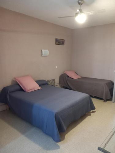 1 dormitorio con 2 camas y techo en Sas O REGAL en Villeneuve-sur-Lot