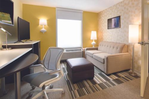 Μια τηλεόραση ή/και κέντρο ψυχαγωγίας στο Home2 Suites by Hilton Fort St. John