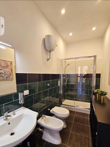 uma casa de banho com um lavatório, um WC e um chuveiro em CAROLINA'S APARTMENT em Caserta