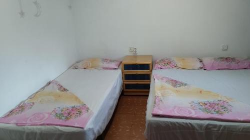 duas camas sentadas uma ao lado da outra num quarto em Metro La Salut em Badalona