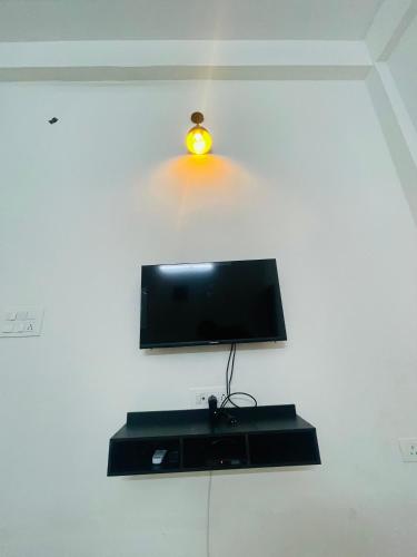 TV o dispositivi per l'intrattenimento presso Atulyam Stays Sushant Golf City