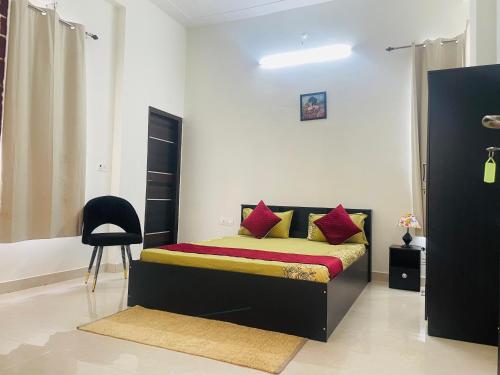Letto o letti in una camera di Atulyam Stays Sushant Golf City