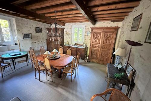 une salle à manger avec une table et des chaises en bois dans l'établissement Rare pearl with garden near the sea, à La Baule