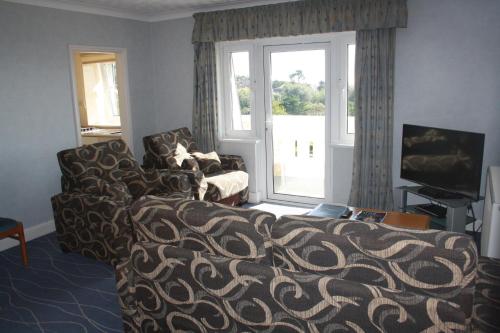 sala de estar con sofá y ventana en Devoncourt Short Term Rentals en Exmouth