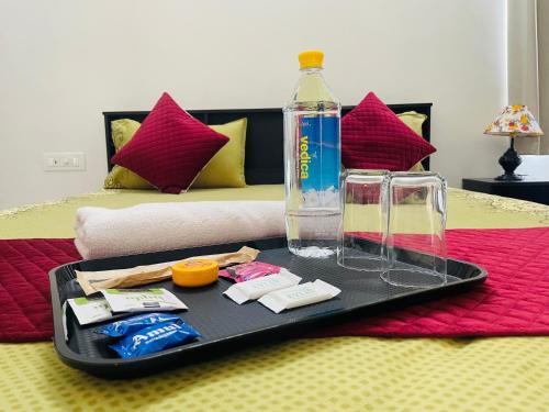 Letto o letti in una camera di Atulyam Stays Sushant Golf City