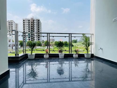 einen Balkon mit Blick auf ein Gebäude in der Unterkunft Atulyam Stays Sushant Golf City in Lucknow