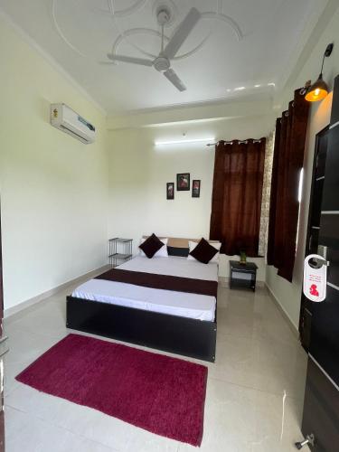 Letto o letti in una camera di Atulyam Stays Sushant Golf City