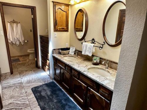 uma casa de banho com dois lavatórios e dois espelhos em Beautiful Farm Home near NMSU em Las Cruces