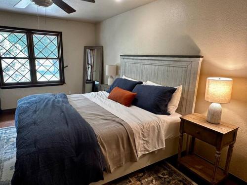 um quarto com uma cama grande com almofadas azuis e laranja em Beautiful Farm Home near NMSU em Las Cruces