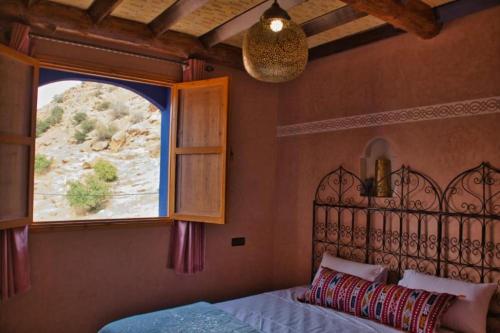 una camera con un letto e una grande finestra di DAR NOUR a Tafraout