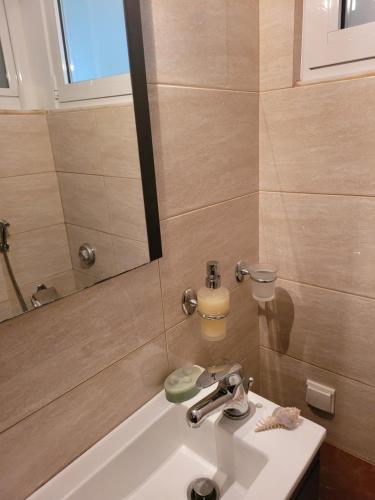 La salle de bains est pourvue d'un lavabo et d'un miroir. dans l'établissement Green House Marathon - Greece, à Nea Makri