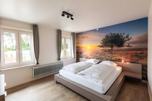 1 dormitorio con 1 cama grande y una pintura en la pared en Aan de bosrand, en Opglabbeek