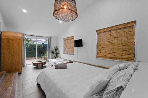 Кровать или кровати в номере Boho home:near beach/cruise/ airport/ cruises