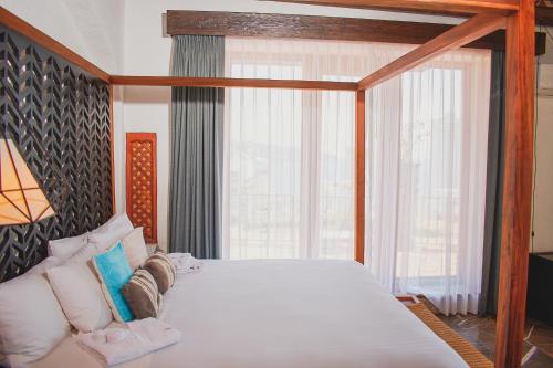 a bedroom with a bed and a large window at Casa Lisa in Acapulco