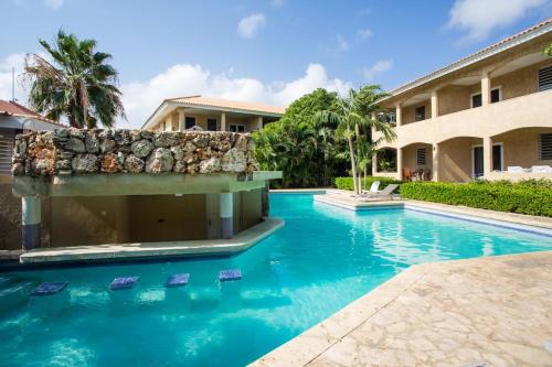 een zwembad voor een huis bij Caribbean Happyness in Willemstad