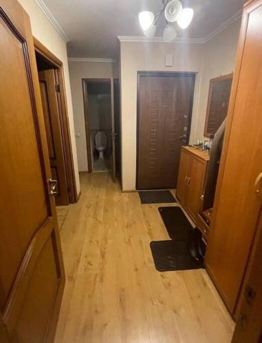 een lege hal van een kamer met een houten vloer bij Weendrush Apartment 21 