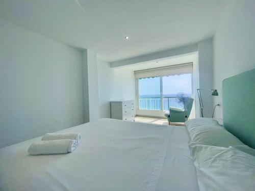 ベニドルムにあるPrincipado Levante Bluelineの白いベッドルーム(大型ベッド1台、窓付)