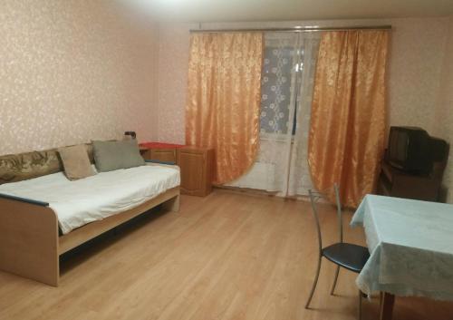 1 dormitorio con cama, mesa y TV en Battenbot Apartment 9p8, 