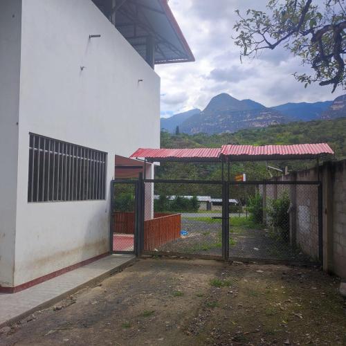 ein Tor zu einem Gebäude mit Bergen im Hintergrund in der Unterkunft HOSPEDAJE MILAGRITOS in Chachapoyas