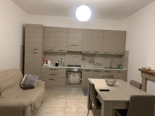 uma cozinha com um sofá e uma mesa num quarto em Iezza Residence em San Polo Matese