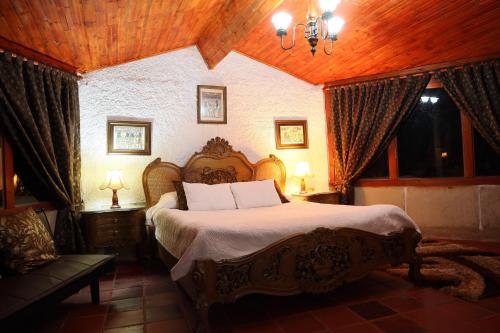 ein Schlafzimmer mit einem Bett und einem Sofa in einem Zimmer in der Unterkunft Posada el portal de la Loma in Pesca
