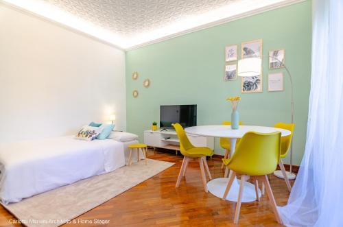 um quarto com uma cama, uma mesa e cadeiras em La Casa di Azzurra em Roma